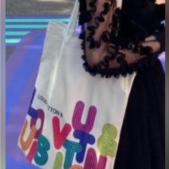 Louis Vuitton &  Shenzhen Exhibition Limited
Edition Canvas Shopping - Picture 3 of 5